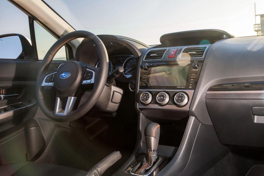Интерьер Subaru Crosstrek 2016 года  (NA) (фото 8 из 18)